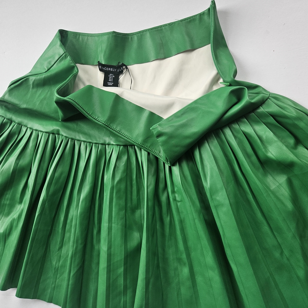 Green Pleated Women's Skirt - Picture 3 of 6